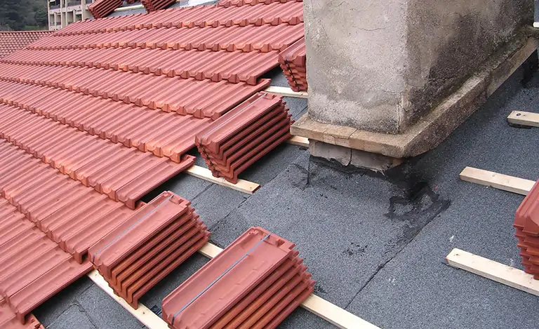 Rifacimento completo del tetto con sostituzione delle tegole e ripristino della copertura