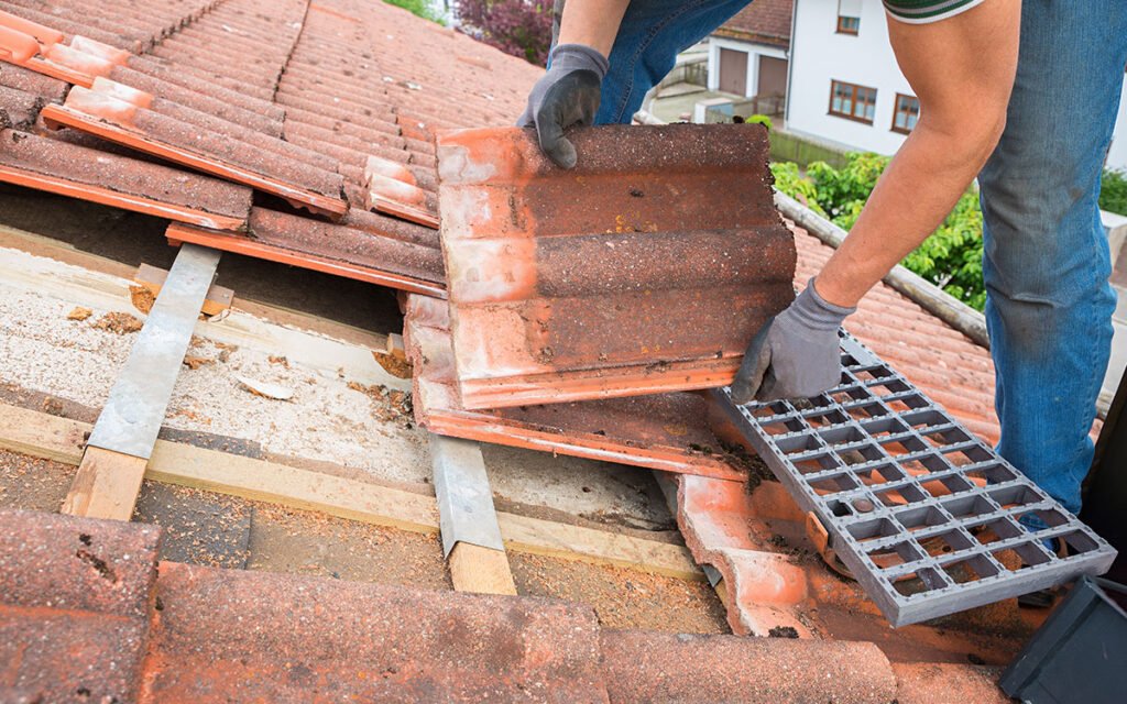 Esecuzione lavori di rifacimento tetto con posa delle tegole sulla copertura
